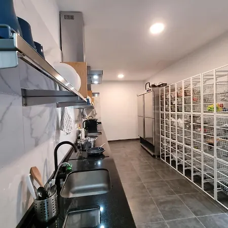 אכסניה Compass House *