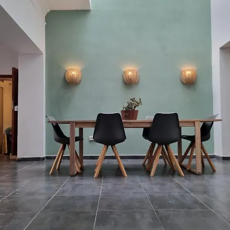 אכסניה Compass House