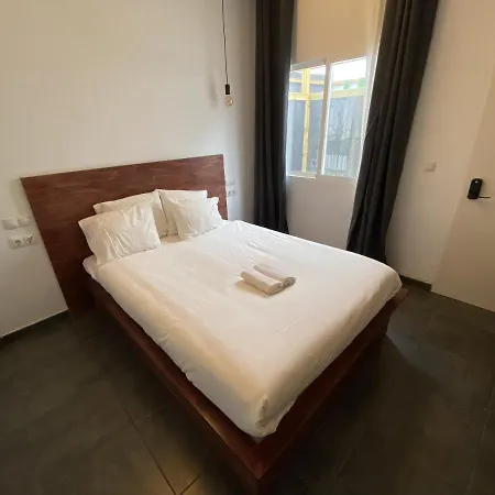 אכסניה Compass House *