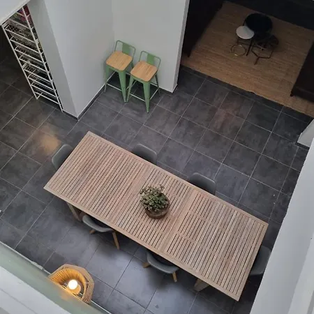 بيت شباب Compass House
