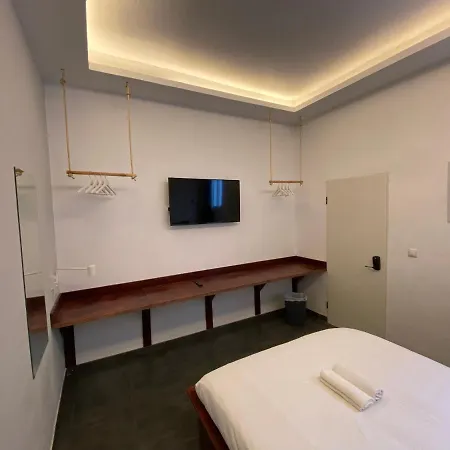 Compass House ホステル *