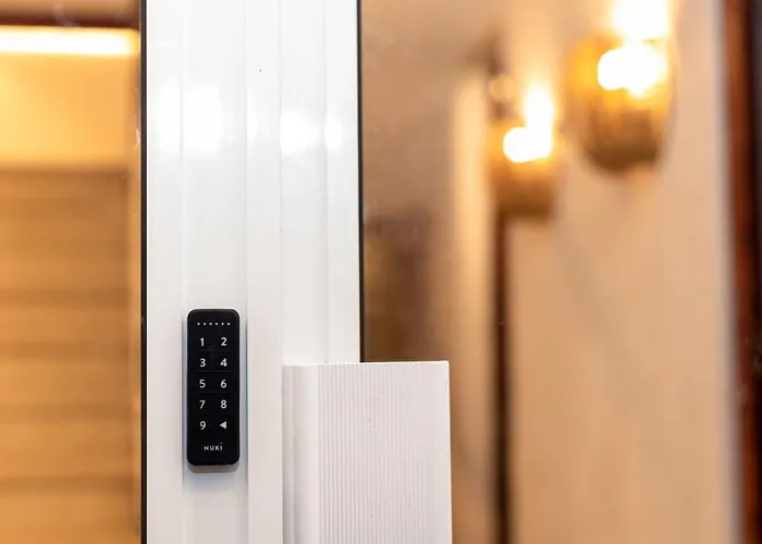 بيت شباب Compass House