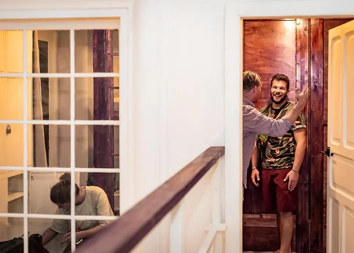 بيت شباب Compass House *