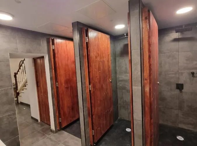 بيت شباب Compass House