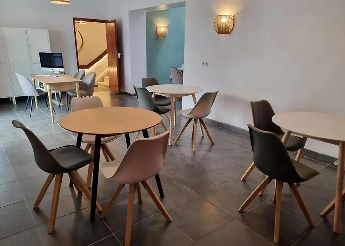 Compass House Хостел *