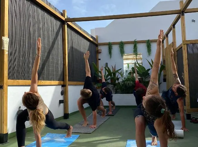 بيت شباب Compass House